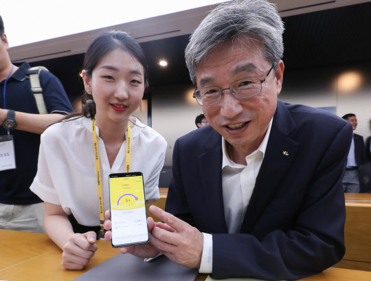 자영업 위한 모바일 플랫폼 'KB브릿지'허인 국민은행장이 24일 서울 여의도 KB국민은행 본점에서 열린 자영업자를 위한 모바일 플랫폼 '케이비 브릿지(KB Bridge)' 시연 및 간담회에서 직접 애플리케이션을 사용해보고 있다.    연합뉴스